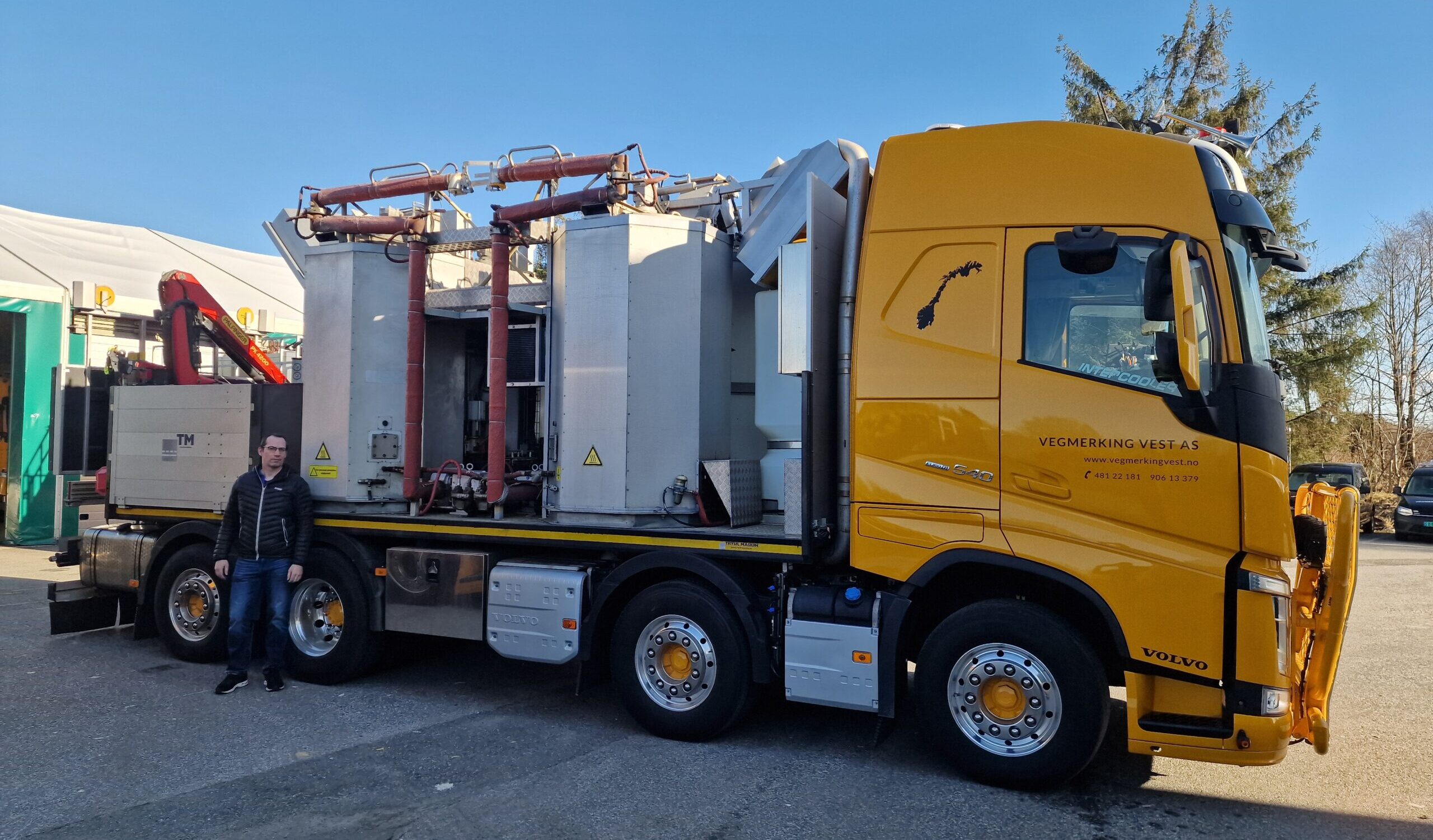 bilden visar en vägmarkebil och Dag Einar Ånonli