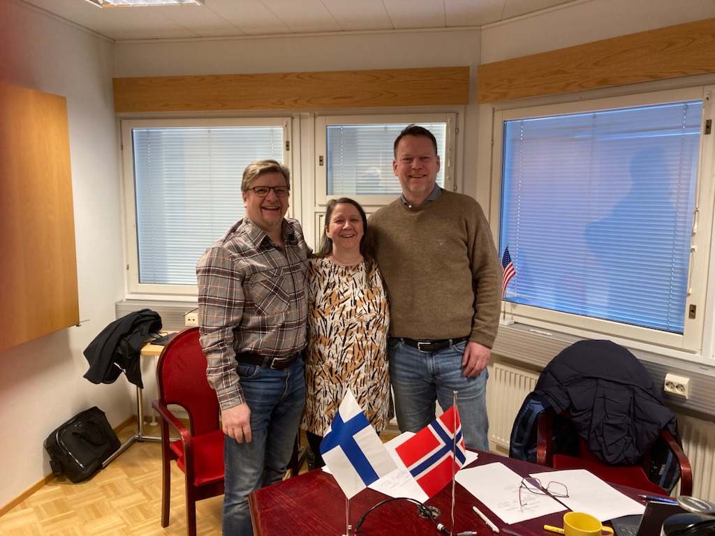 bilden visar Taito Heikkinen och Anna-Liisa Heikkinen från Tieto-Oskari och Jon Kjetil Jutulstad i Trysil RMM